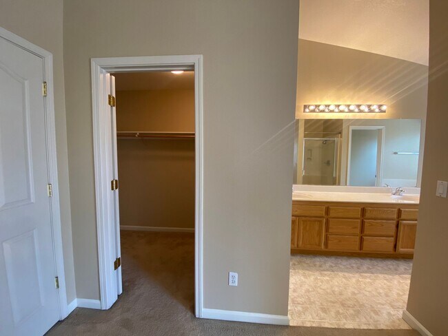Building Photo - Cozy 3 Bedroom With A Large Den!
