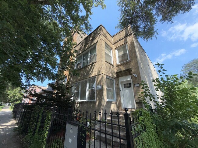 Primary Photo - 411 N Hamlin Ave