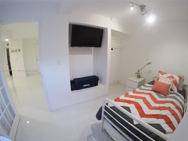 Building Photo - 6917 Collins Ave