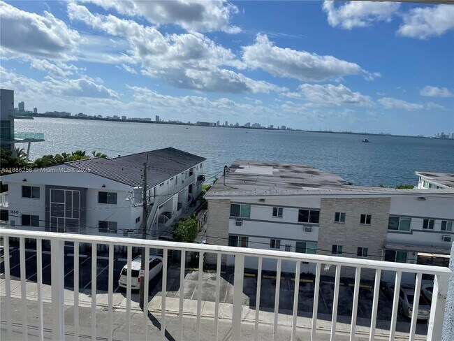 Building Photo - 1801 S Treasure Dr