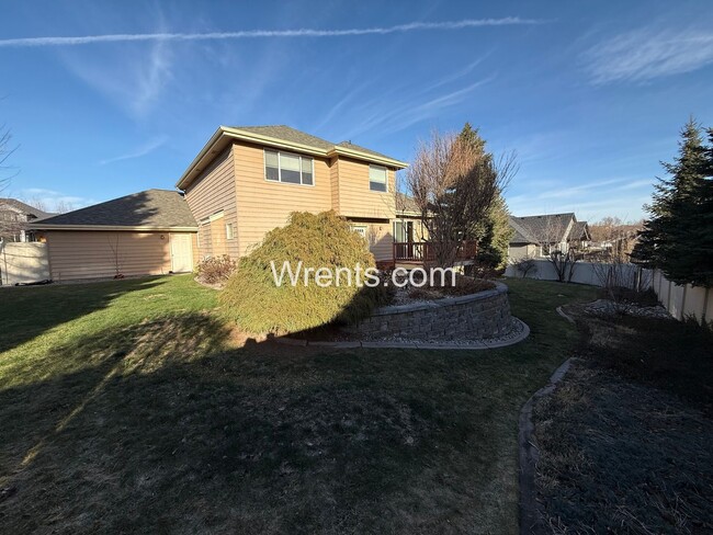 Building Photo - Beautiful 5-mile prairie home! Available now!