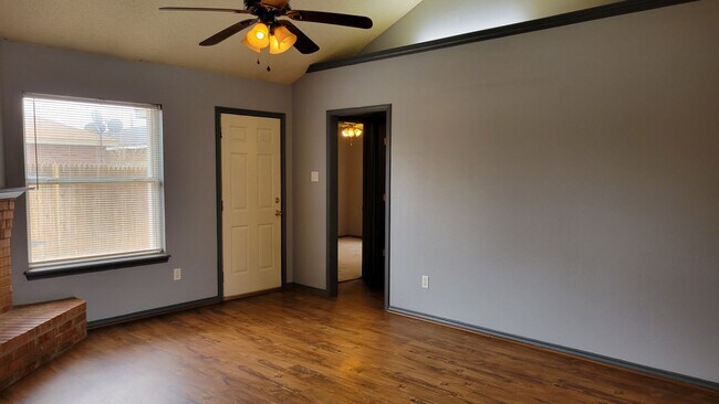 Building Photo - Beautiful Home! Available Spring 2026!