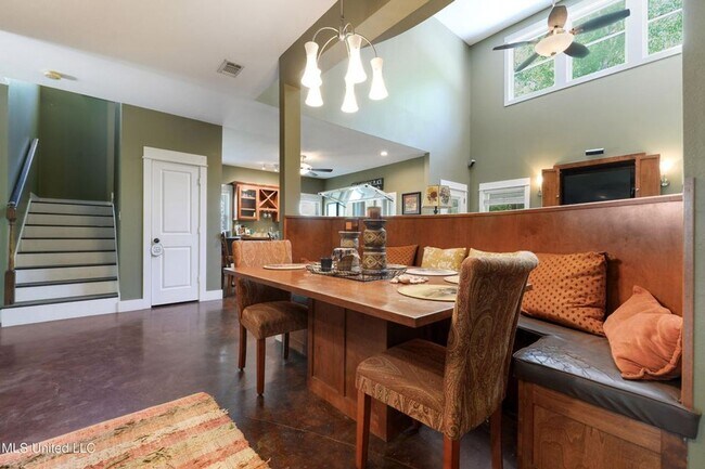 Building Photo - Spacious 5 bed, 4 bath home sits right ins...