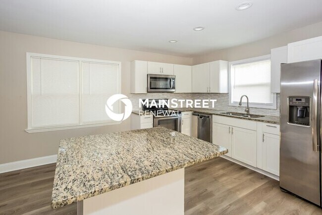 Building Photo - 4 Bedroom Pet-Friendly Home in Charlotte, NC with Main Street Renewal