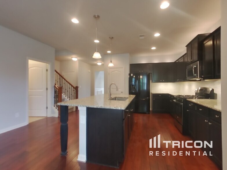 Building Photo - 3013 Alan Dr