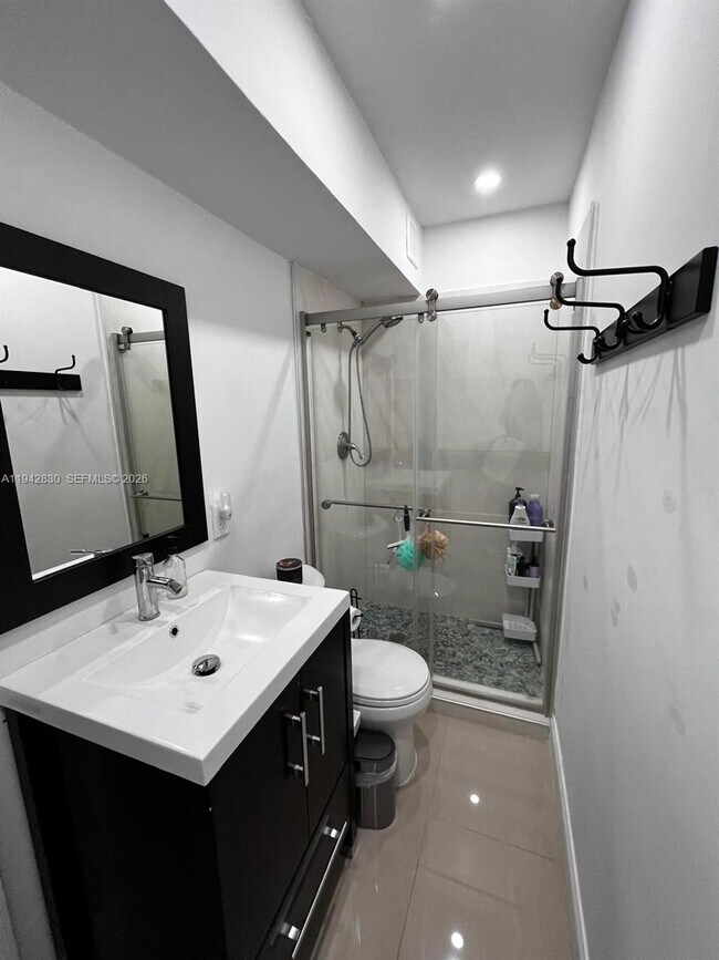 Building Photo - 320 S 28th Ave