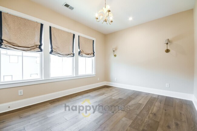 Building Photo - 4BR/3BA Modern Downtown Home with Fenced-In Yard