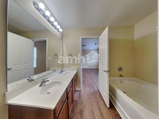 Building Photo - 1410 River Run Rd