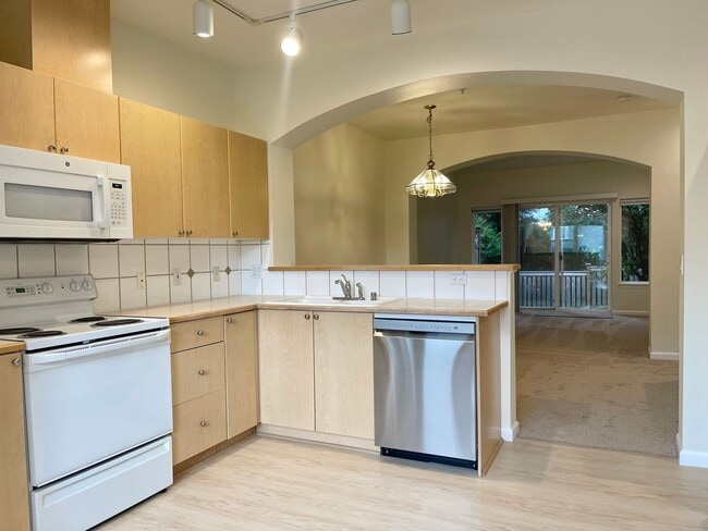 Building Photo - Bellevue Townhome! 2 Bedroom 2.5 Bathroom! *Utilities Included*