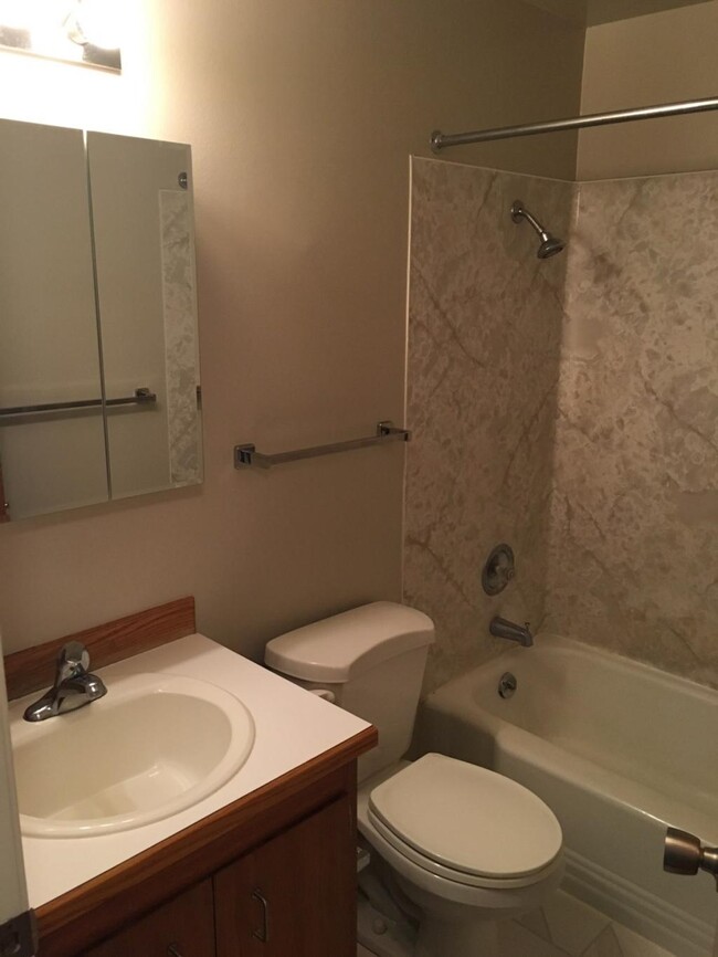 Building Photo - RavenView Apartments - 1 bedroom