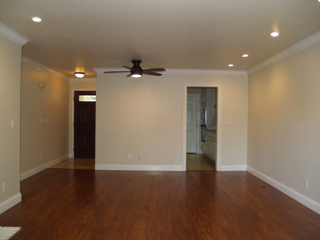 Building Photo - Stunning 1 Bedroom 1.5 bath townhouse in d...