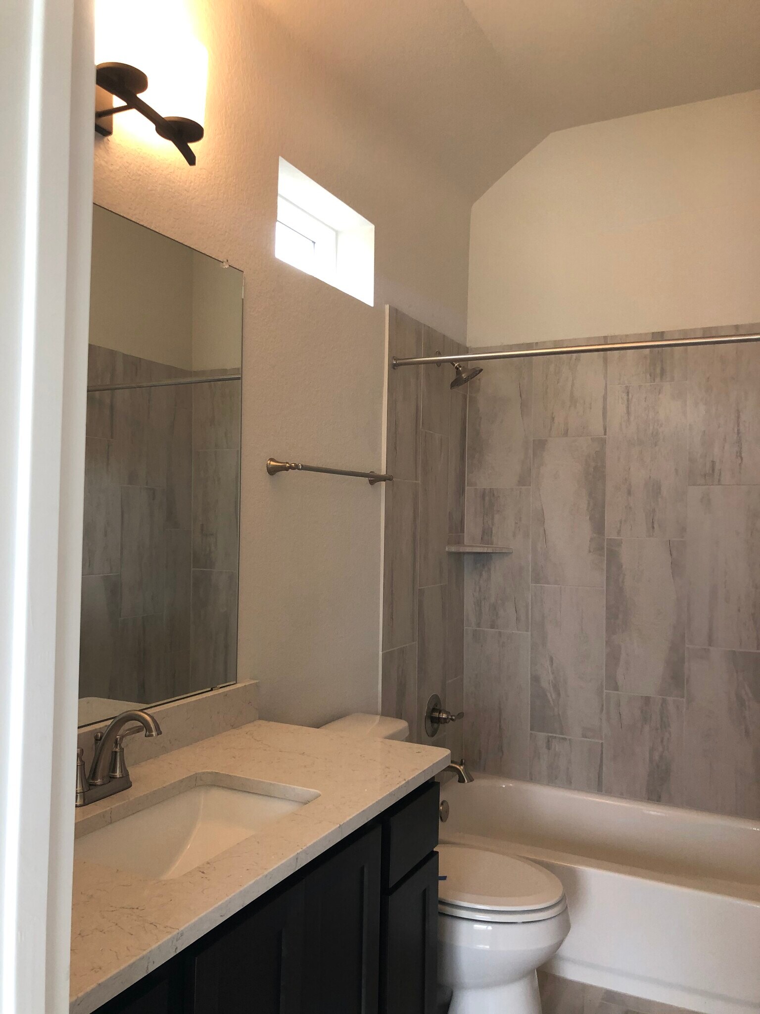 Guest En-Suite - 209 Cruising Oak St
