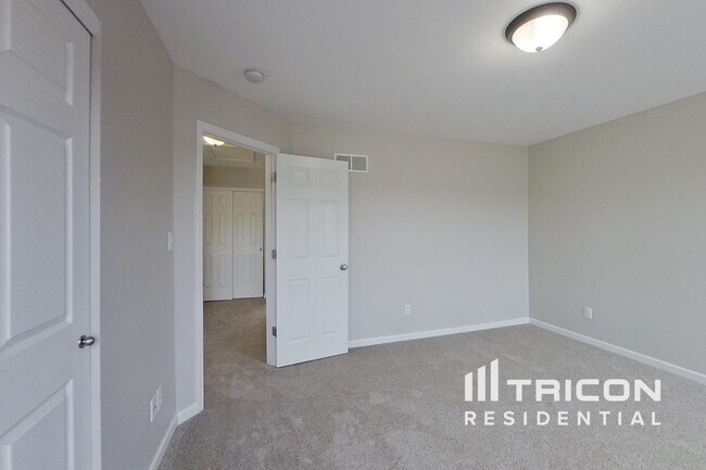 Building Photo - 218 Roxbury Dr