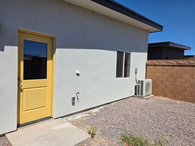 Building Photo - 370 Riverfront Dr