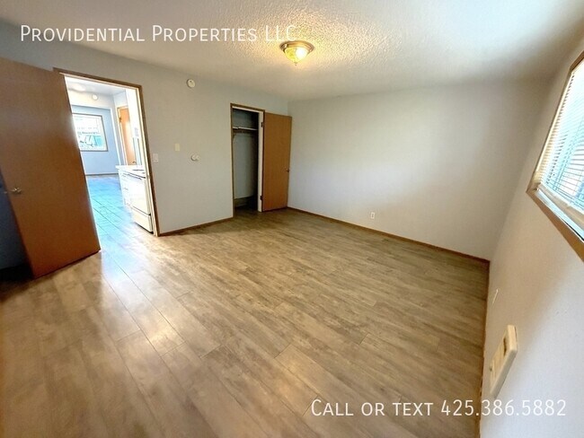 Building Photo - 1122 Lafayette St S