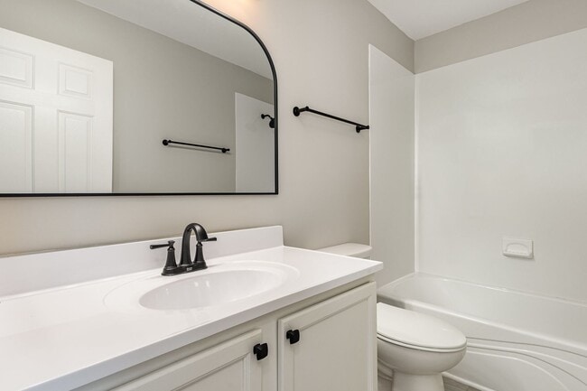 Building Photo - Newly Updated Townhome with Minutes Walk t...