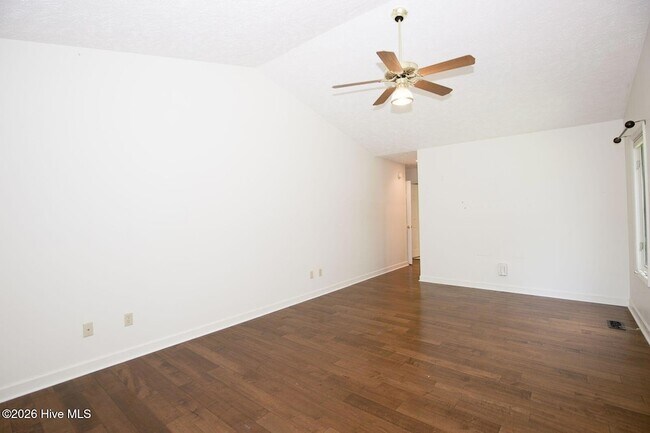 Building Photo - 1205 Greenbriar Dr