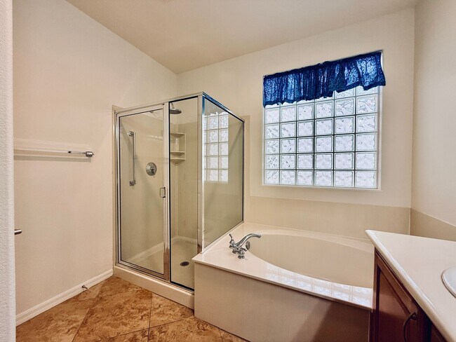Building Photo - Beautiful Sun City Anthem home-55+ Community Available Now!