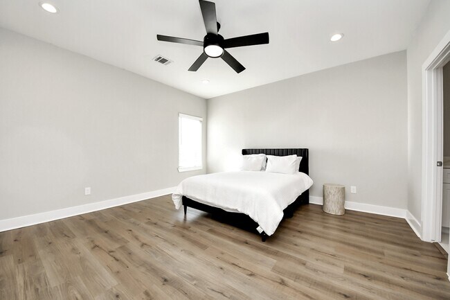 Building Photo - 410 E 41st St