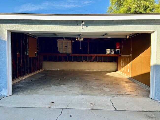 Building Photo - GREAT 3BD HOUSE WITH INCREDIBLE OUTDOOR SPACE!