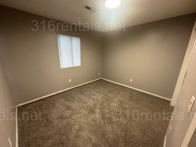 Building Photo - $895 - 2 bed 1 bath - Duplex