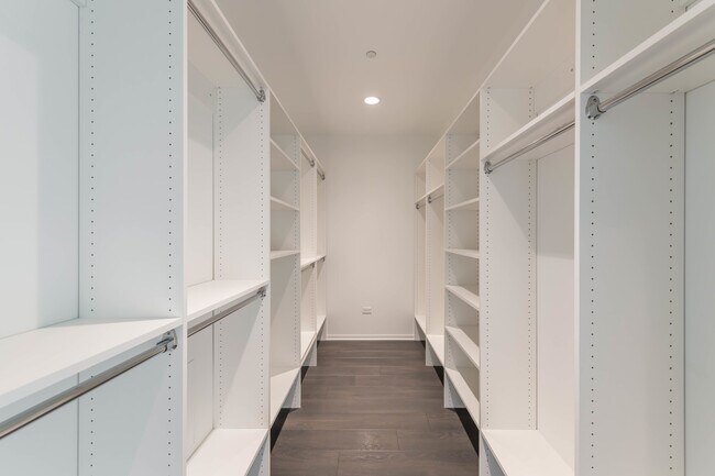 Building Photo - 220 E Illinois St