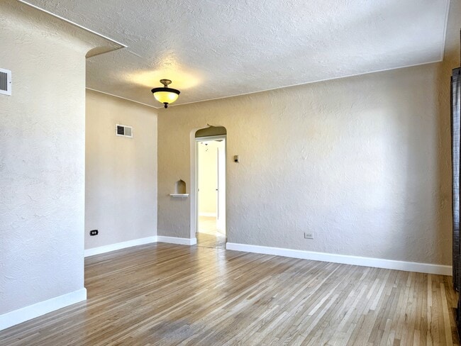 Building Photo - 1050 E Bates Pkwy