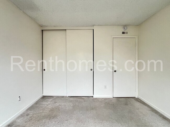 Building Photo - 11303 Kelowna Rd