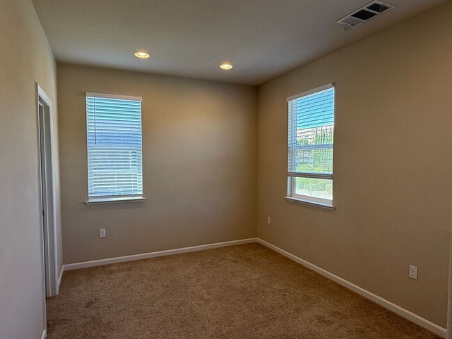 Building Photo - Executive Evergreen Valley Townhome