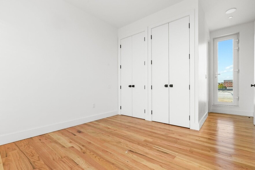 Building Photo - 271 E 28th St