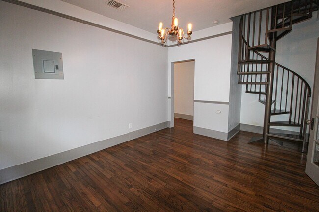 Building Photo - 436 W Rosewood Ave