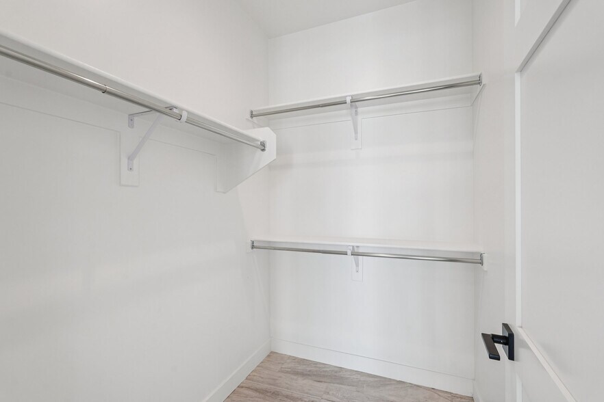 Building Photo - 910 E Roma Ave