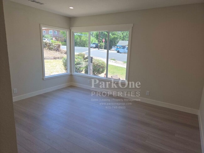 Building Photo - Super Cute and Updated Cottage near Downtown