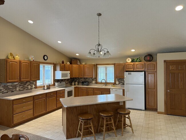 Building Photo - Spacious 3 Bed / 3 Bath Duplex in Sanborn, IA
