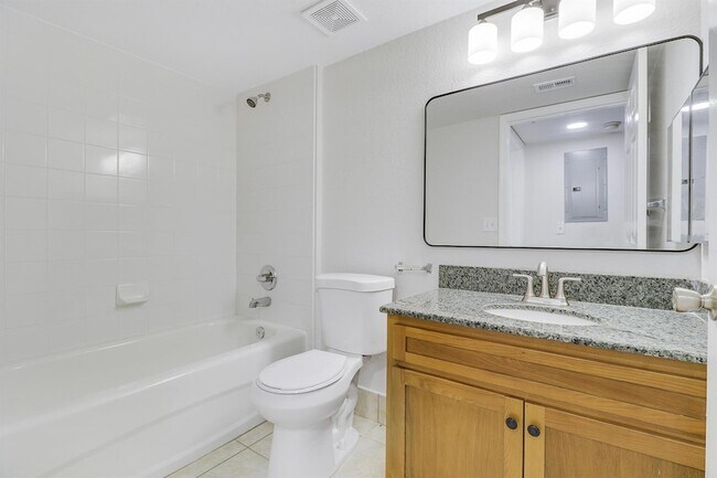 Building Photo - 171 SW Palm Dr