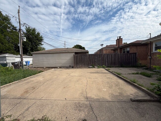 Building Photo - 9756 S Lowe Ave