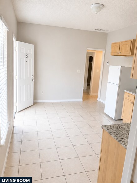Kitchen - 1305 E San Antonio Ave