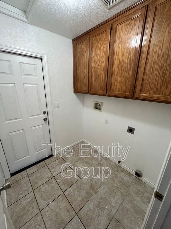 Building Photo - 1672 W Julieanne Ave