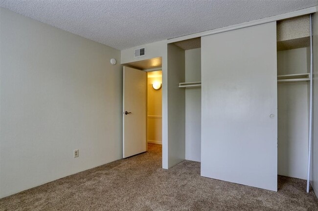 Building Photo - 8555 S Fairmount Dr