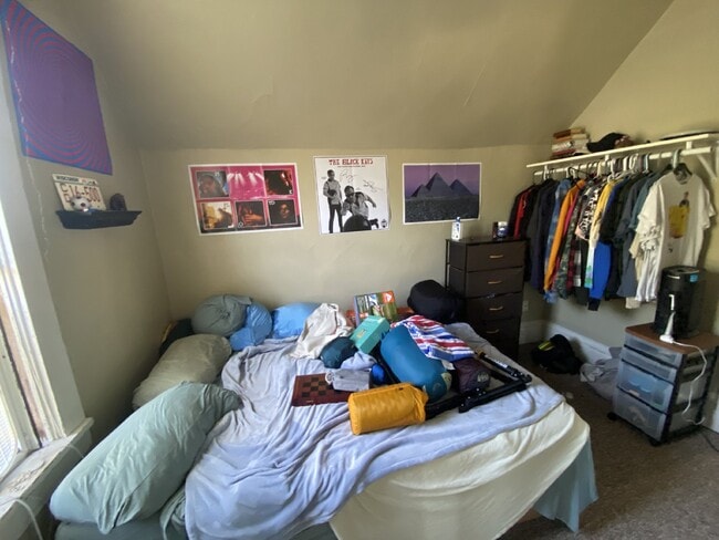 Building Photo - 2 bed 1 bath apartment available June 1st!