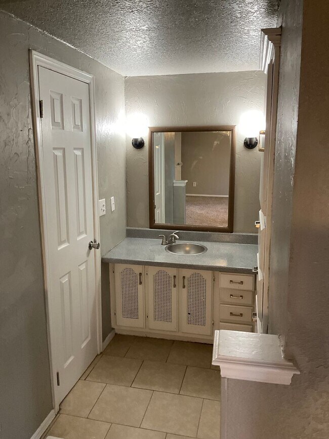 Building Photo - 3 Bed 2 Bath Newly Remodeled Home in Midwe...