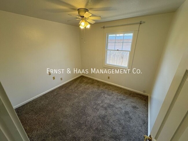 Building Photo - 926 Newport Ave
