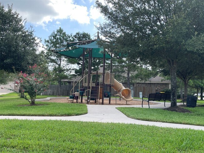 Building Photo - 627 Oak Cir Dr E