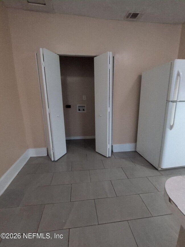 Building Photo - 1319 Steele St