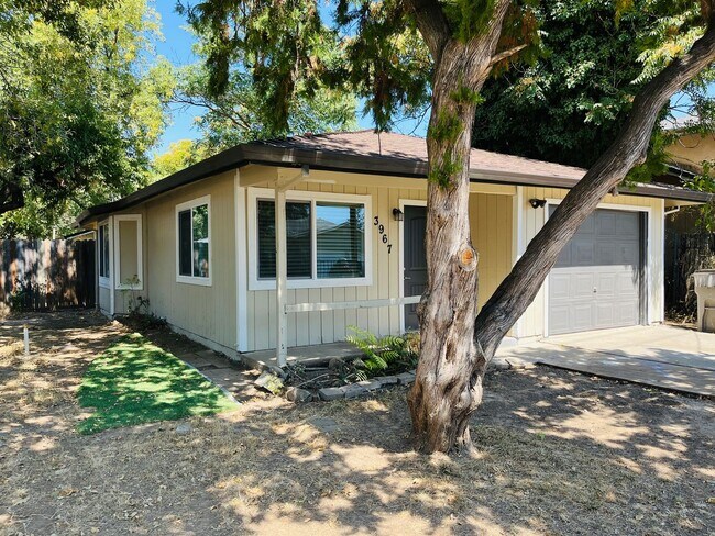 Primary Photo - Cute & Updated Duplex