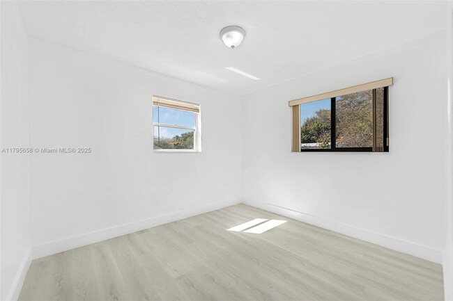 Building Photo - 3241 SW 40th Ave