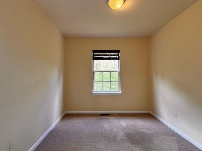 Building Photo - Briarwood Townhome close to NGIC and Hollymead Town Center!