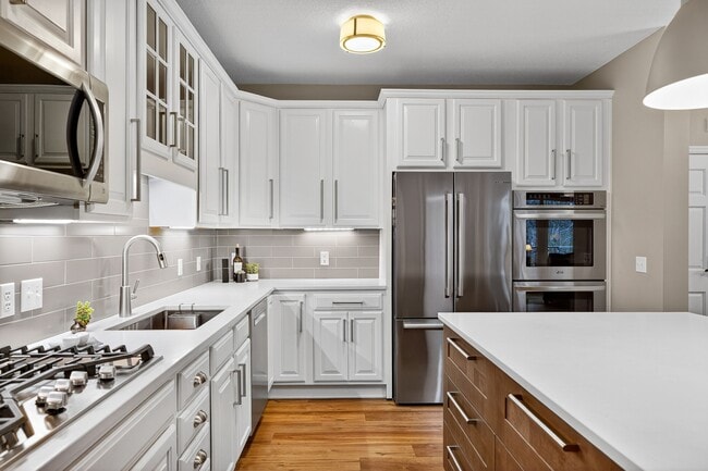 Building Photo - 5250 Grandview Square