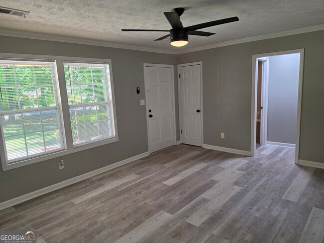 Building Photo - 586 Ridge Ave