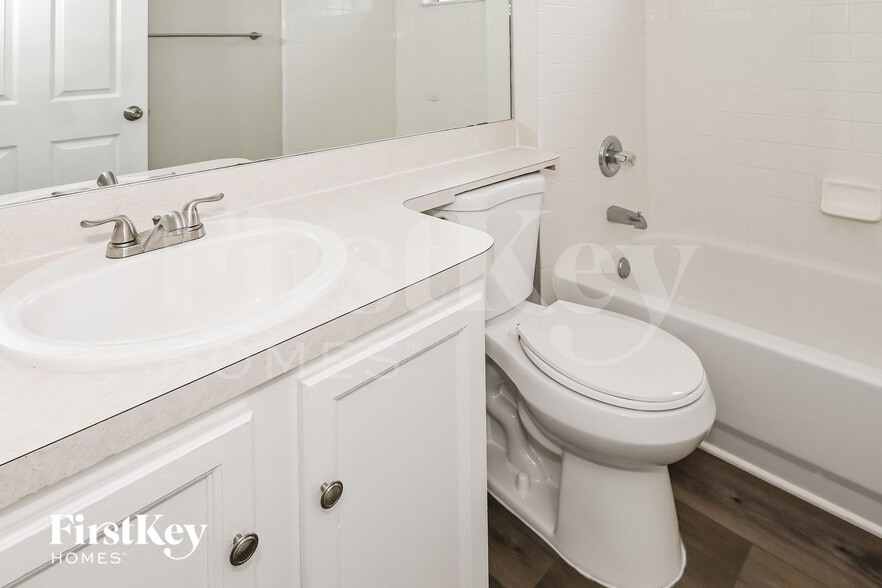 Building Photo - 2352 Longmont Dr